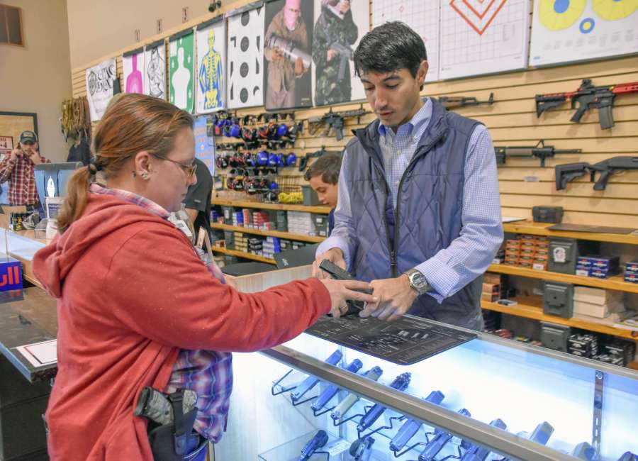 Gun supporters rally around waitress