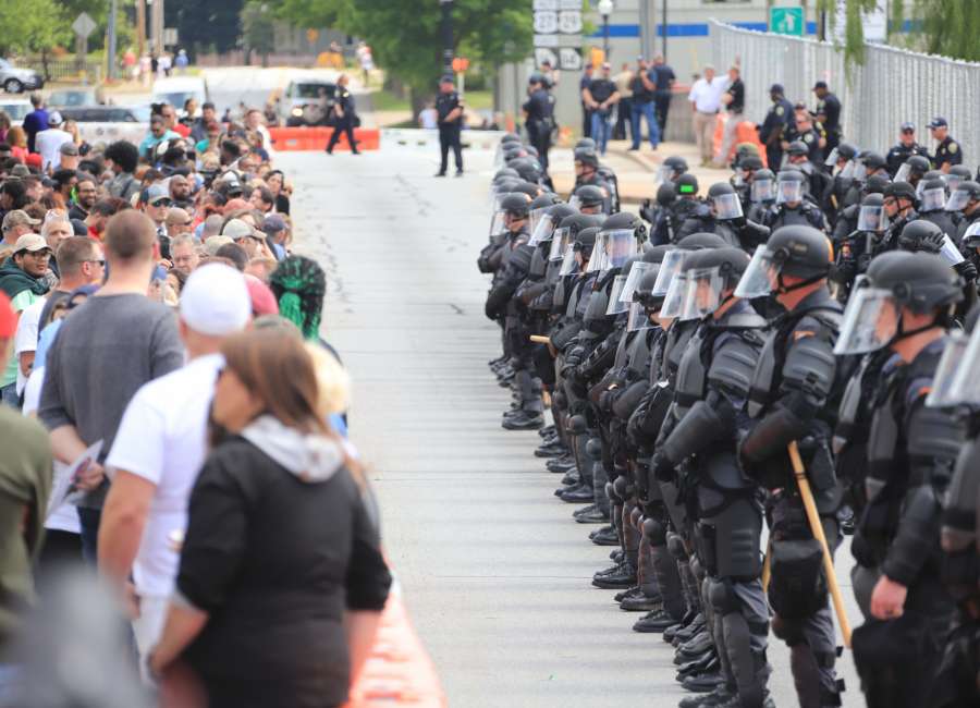 Neo-Nazi rally starts late; community responds with message of love