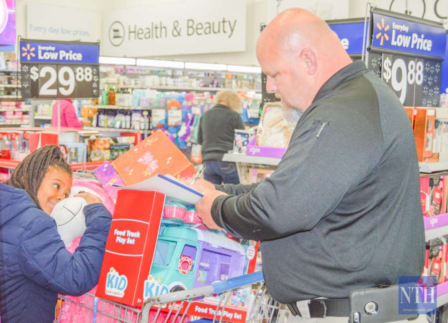 Newnan police, children enjoy Christmas shopping spree