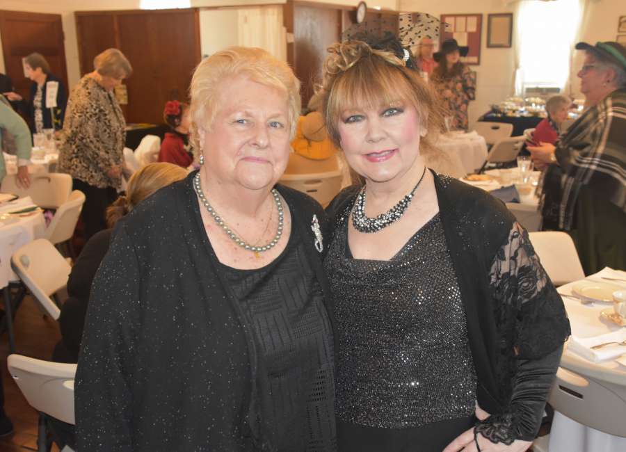 Lone Oak tea offers goodies, art with GWTW theme
