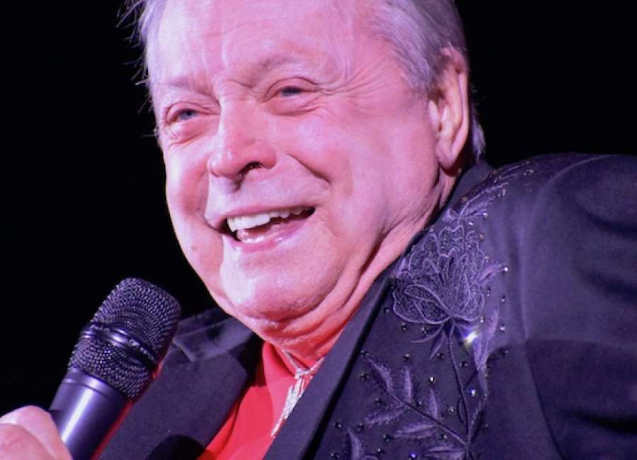 Gilley plays sold-out Wadsworth show