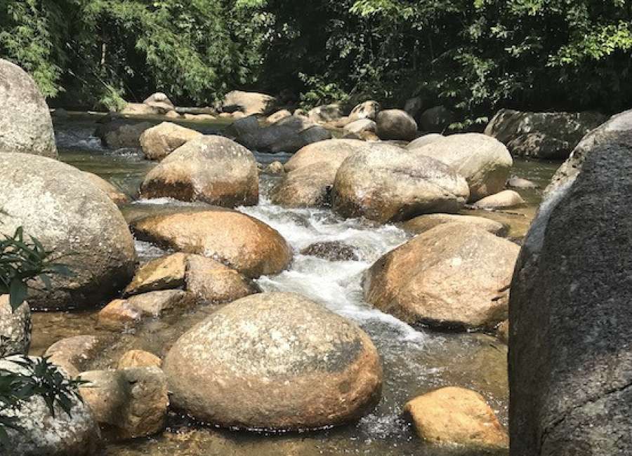 纽南(Newnan)女人访问马来西亚的“ Magick River”