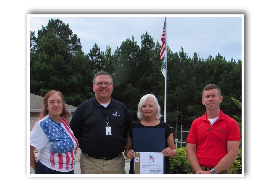 VFW Auxiliary shows appreciation for American flags