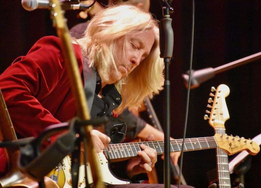 Kees premieres ‘Eleven’ at live show