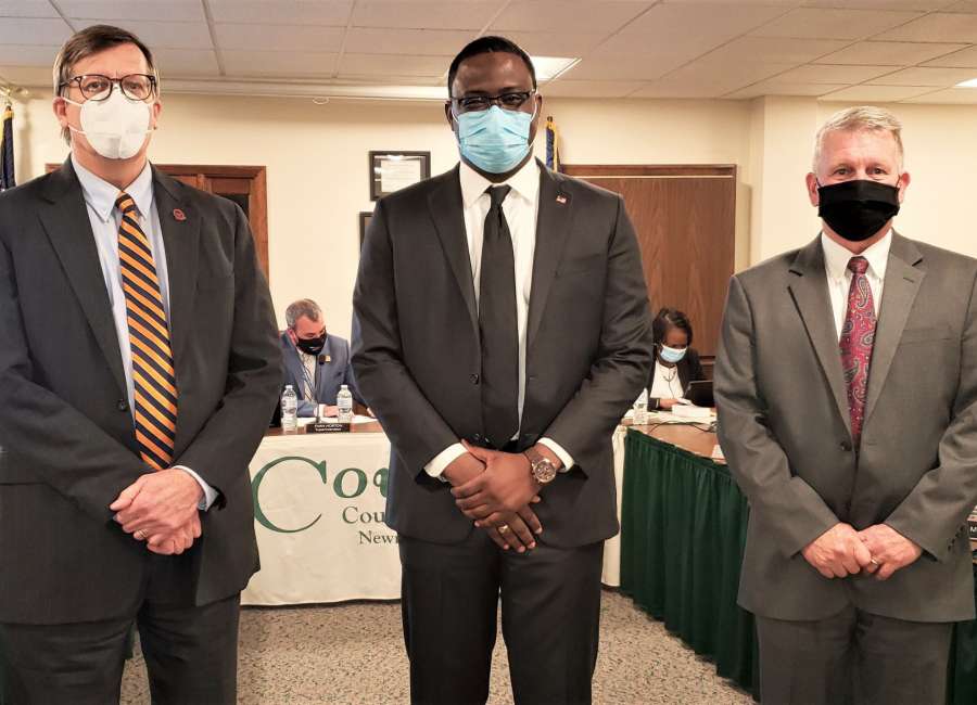 School board members sworn in at meeting